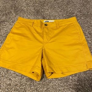 Excellent condition beautiful  bright color 3 1/2”  size 6 old navy used once/2
